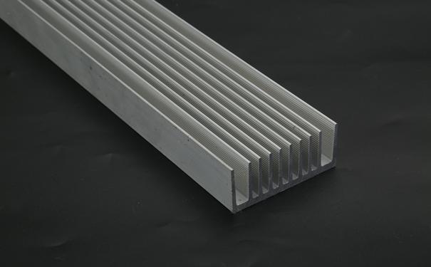 拉絲處理的鋁型材散熱器