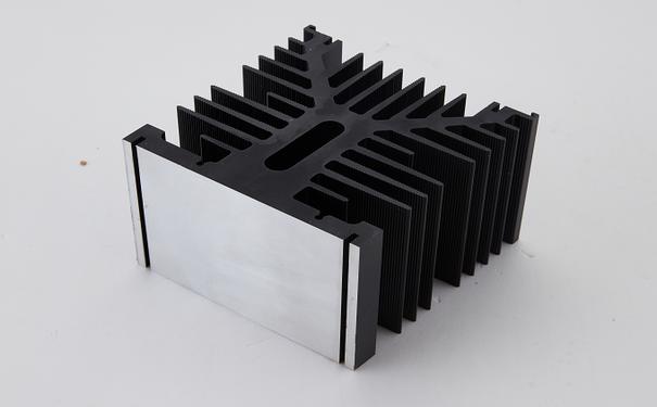 黑色陽極氧化處理的鋁型材散熱器